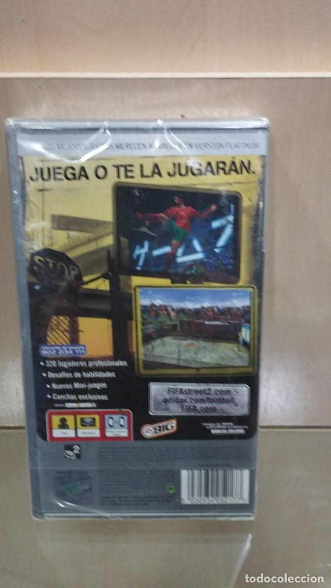 Videojuegos y consolas: FIFA Street 2 Platinum PSP - Foto 2
