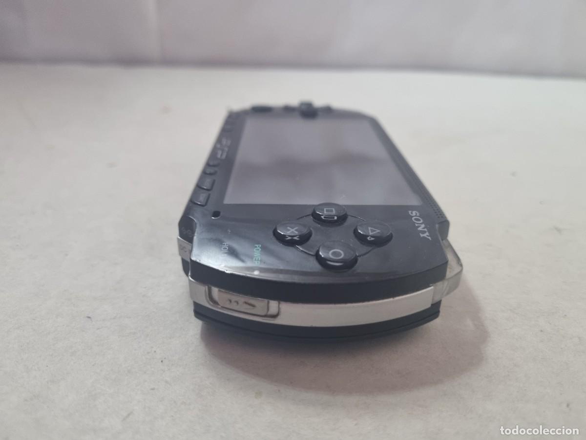Videojuegos y consolas: Consola Sony PSP negra - Foto 5