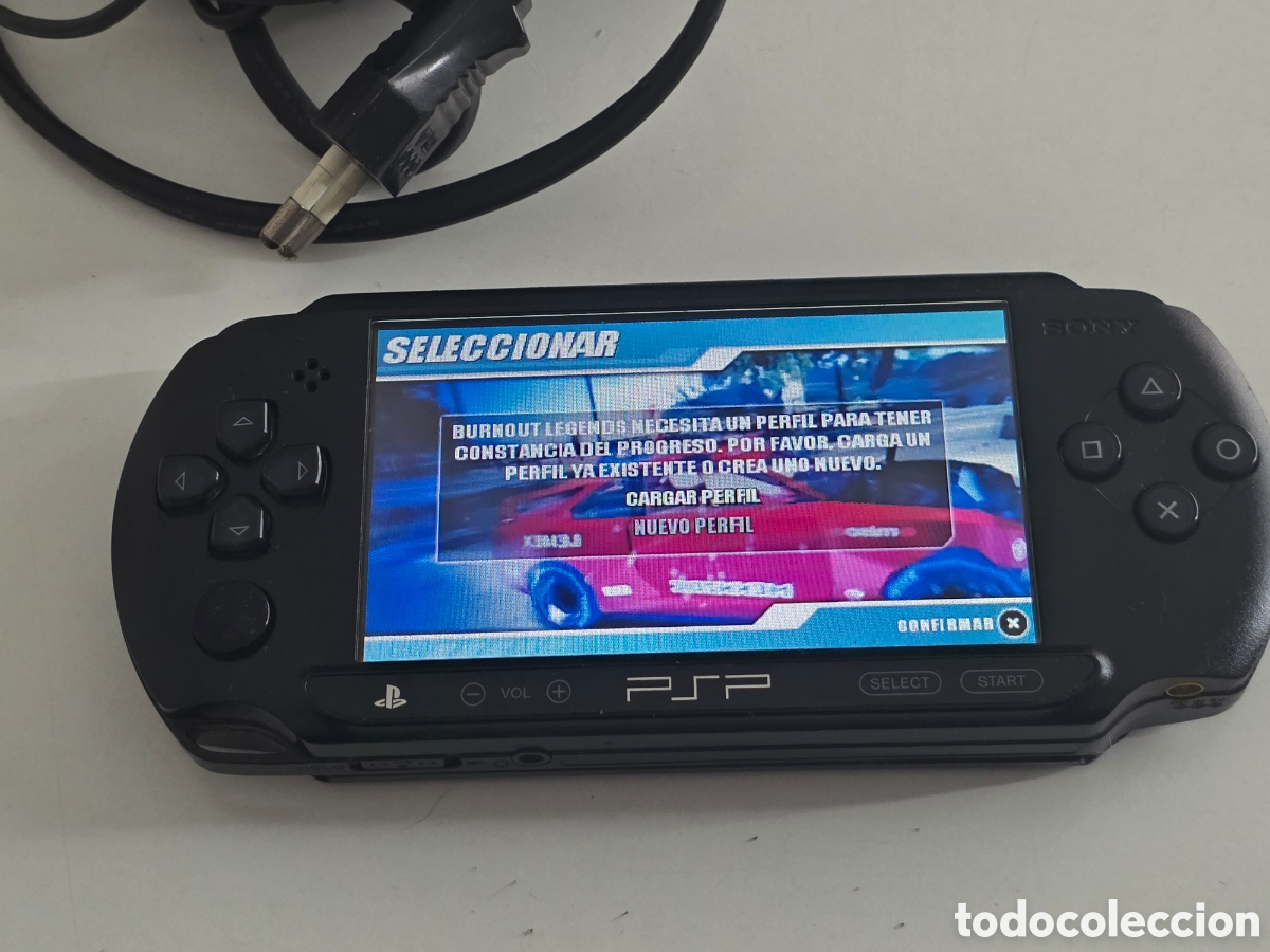 Videojuegos y Consolas: Sony PSP Go negra funcionando + cargador + juego