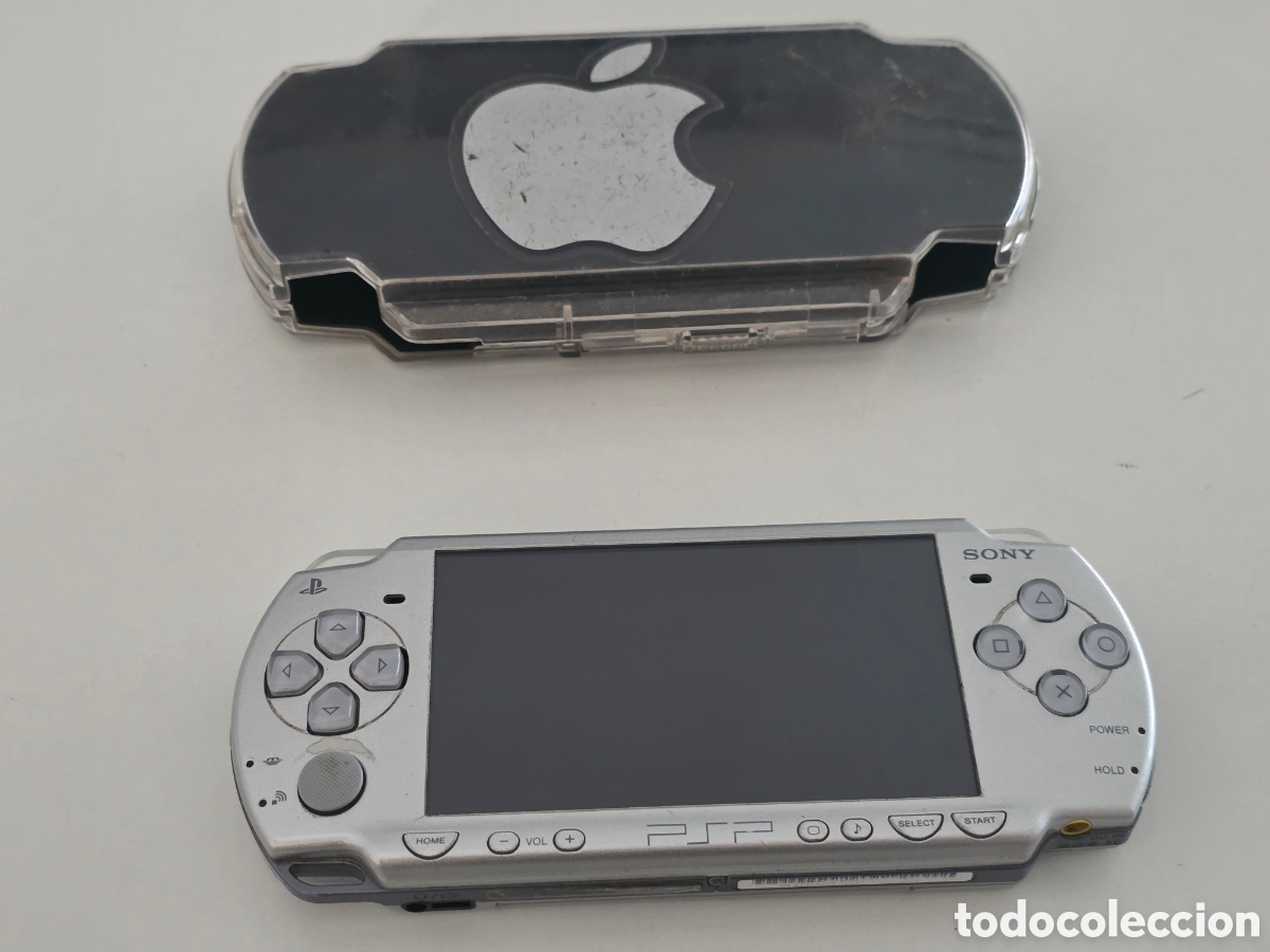 Videojuegos y Consolas: PSP Sony PSP-2004 + cargador + carcasa r&iacute;gida