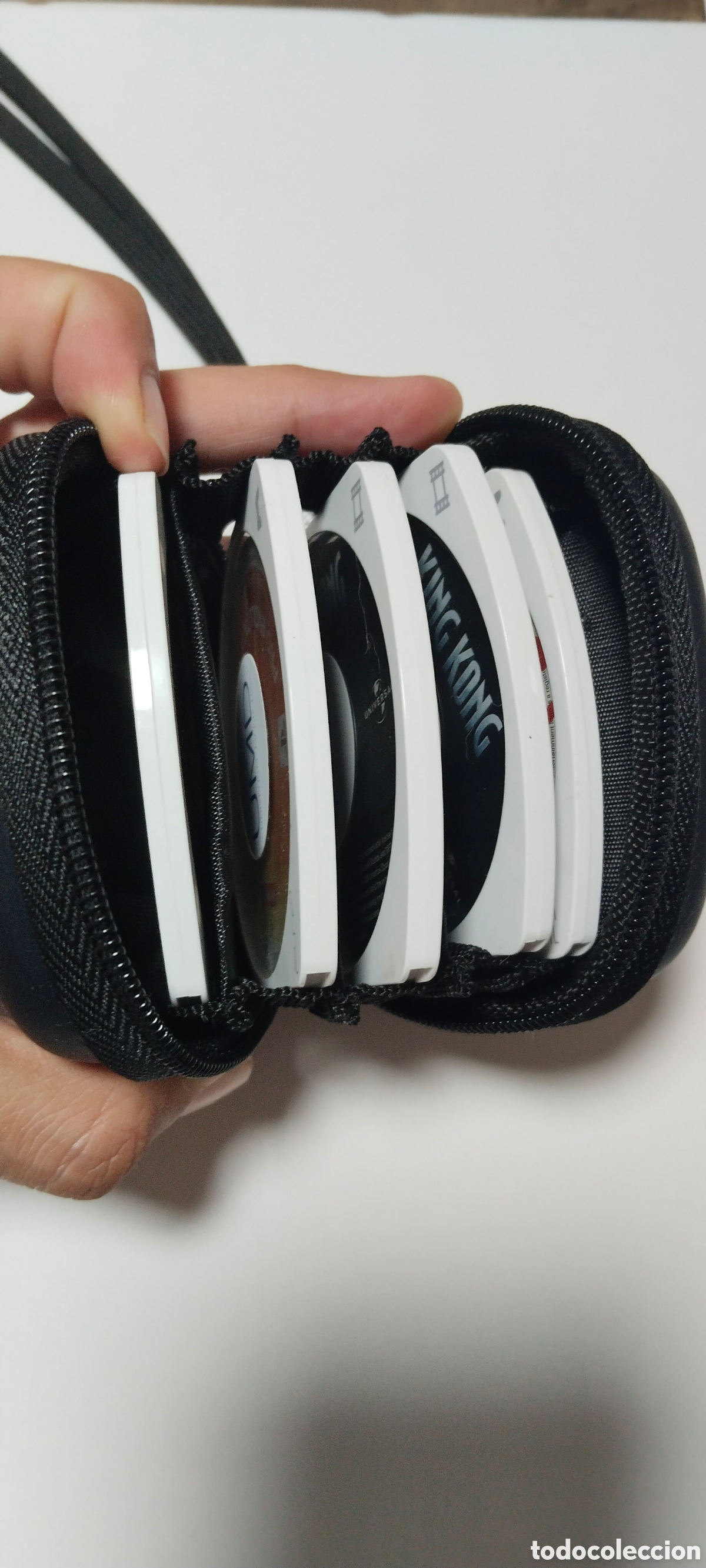 Videojuegos y consolas: Colecci&oacute;n 5 UMD PSP + funda r&iacute;gida