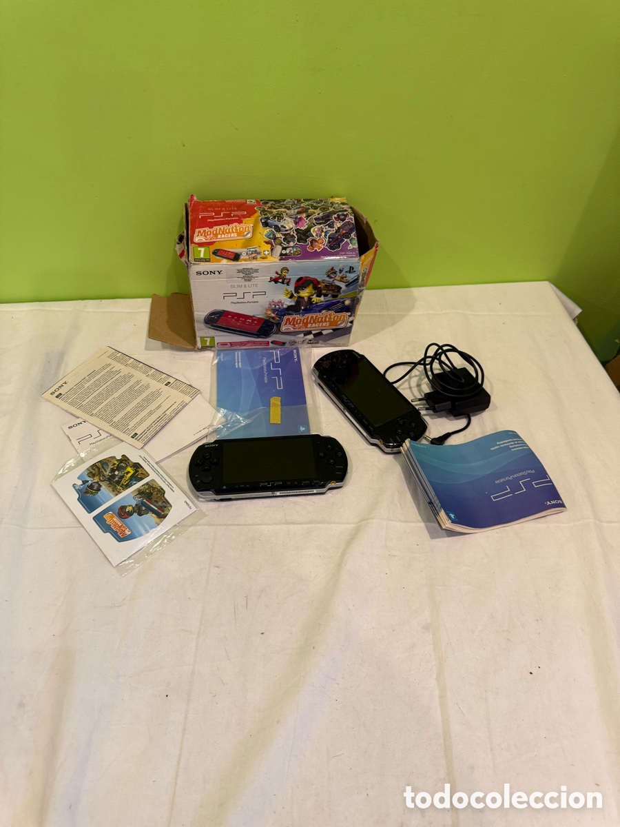 Videojuegos y consolas: Lote 2 consolas Sony PSP Slim & Lite &ndash; caja, cargador y manuales &ndash; para restaurar