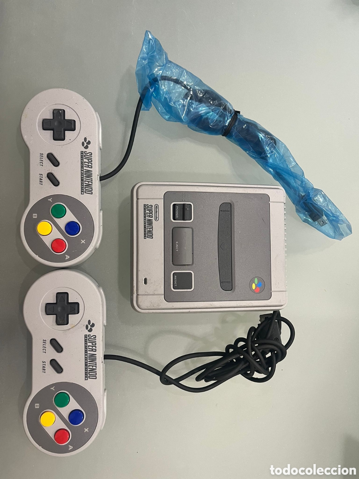 Videojuegos y consolas: Super Nintendo con 2 mandos - Foto 1
