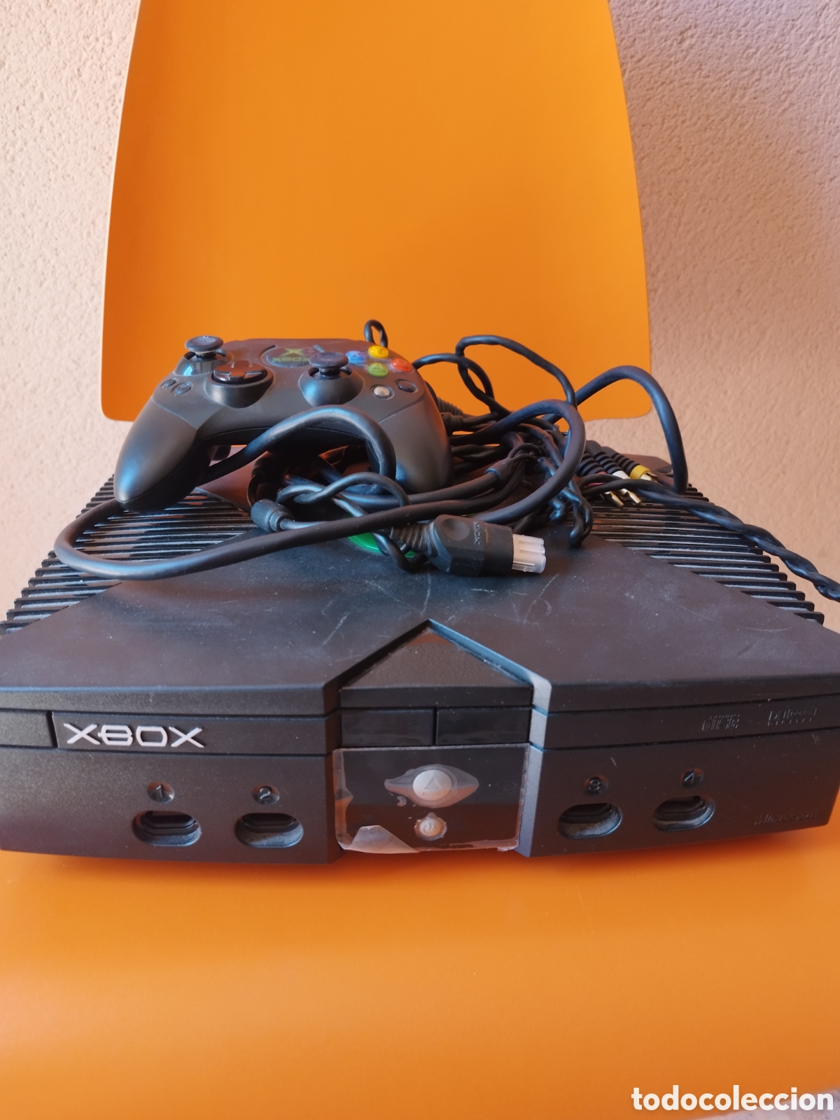 Videojuegos y consolas: Consola XBOX cl&aacute;sica. Primer modelo. A&ntilde;o 2004. Cables de conexi&oacute;n, mando y tres juegos de regalo.
