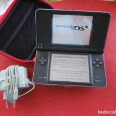 Videojuegos y Consolas Nintendo 3DS XL de segunda mano: NINTENDO DS XL - CONSOLA - COLOR GRIS - CARGADOR ORIGINAL - CON FUNDA.. Lote 333350528