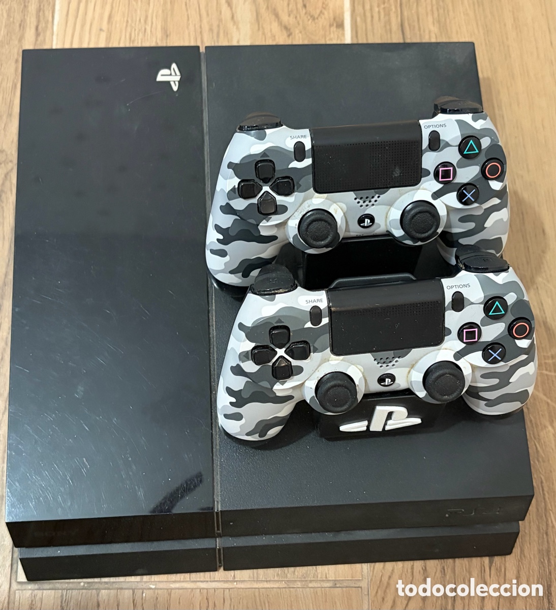 Videojuegos y Consolas PS4 de segunda mano: PlayStation 4 con 2 mandos (dise&ntilde;o camuflado)