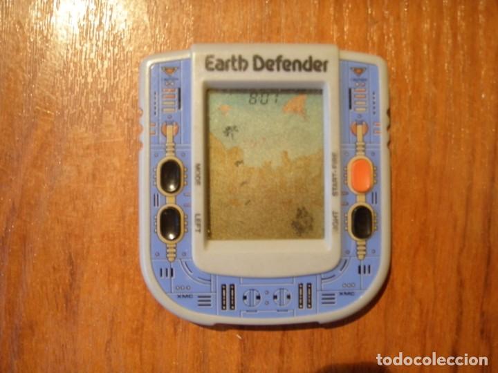 Videojuegos y consolas: MAQUINITA LCD EARTH DEFENDER FUNCIONANDO - Foto 1