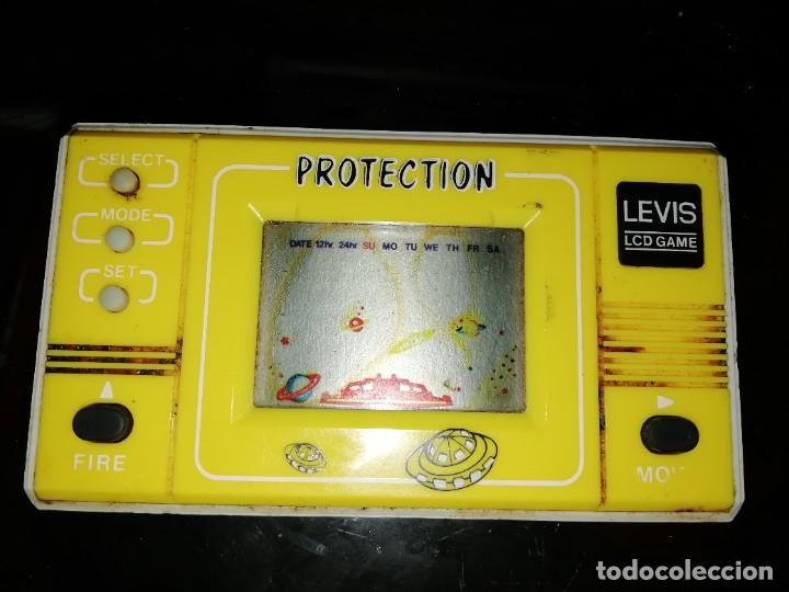 Videojuegos y consolas: Maquinita protection Levi lcd game funcionando - Foto 1