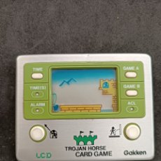 Jeux Vidéo et Consoles: TROJAN HORSE CARD GAME LCD GAKKEN, LE FALTA LA TAPA DE PILAS. Lote 363992621