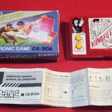 Jeux Vidéo et Consoles: ANTIGUA MAQUINETA TIPO GAME WATCH DE CASIO KUNG FU FIGHT CG 310 A CON CAJA Y DOCU. Lote 364464501