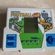 Videojuegos y Consolas: TIGER HANDHELD LCD ELECTRONIC FOOTBALL VINTAGE ELECTRONIC 1987 GAME TESTADO. Lote 401153294