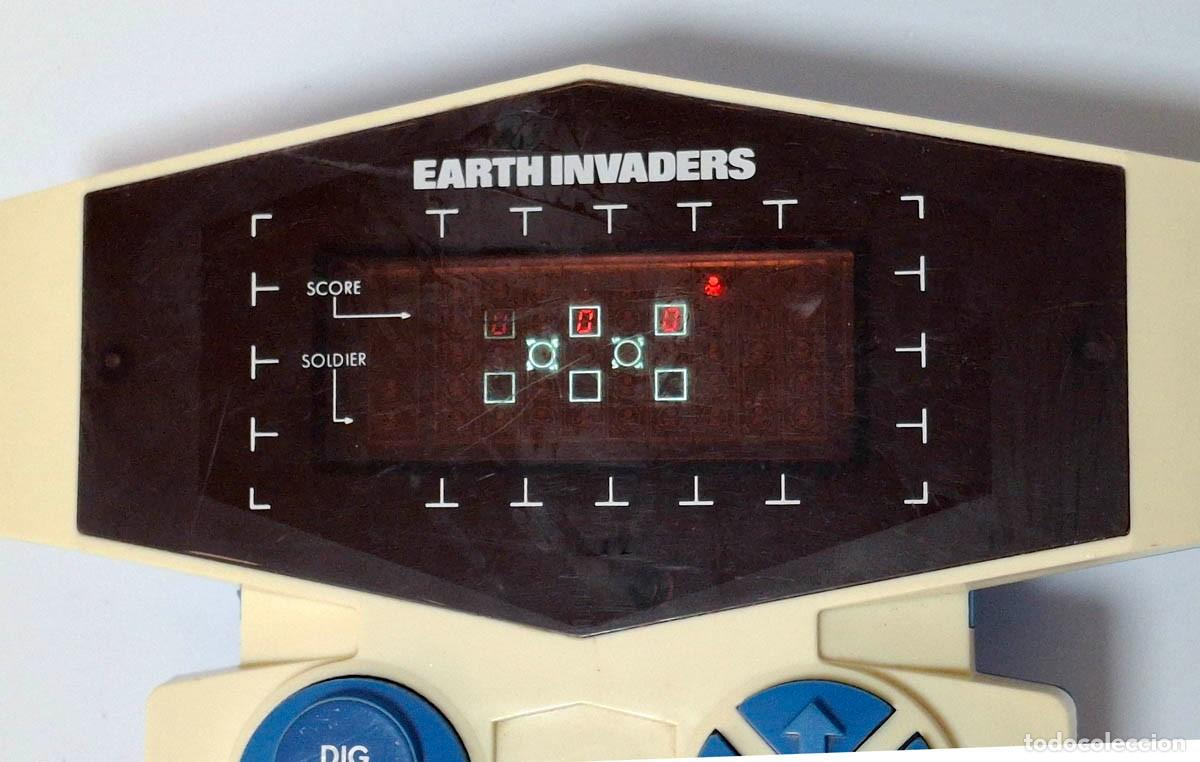 Videojuegos y Consolas: Juego electr&oacute;nico port&aacute;til vintage Gakken Badged CGL Earth Invaders a&ntilde;os 80. Funciona