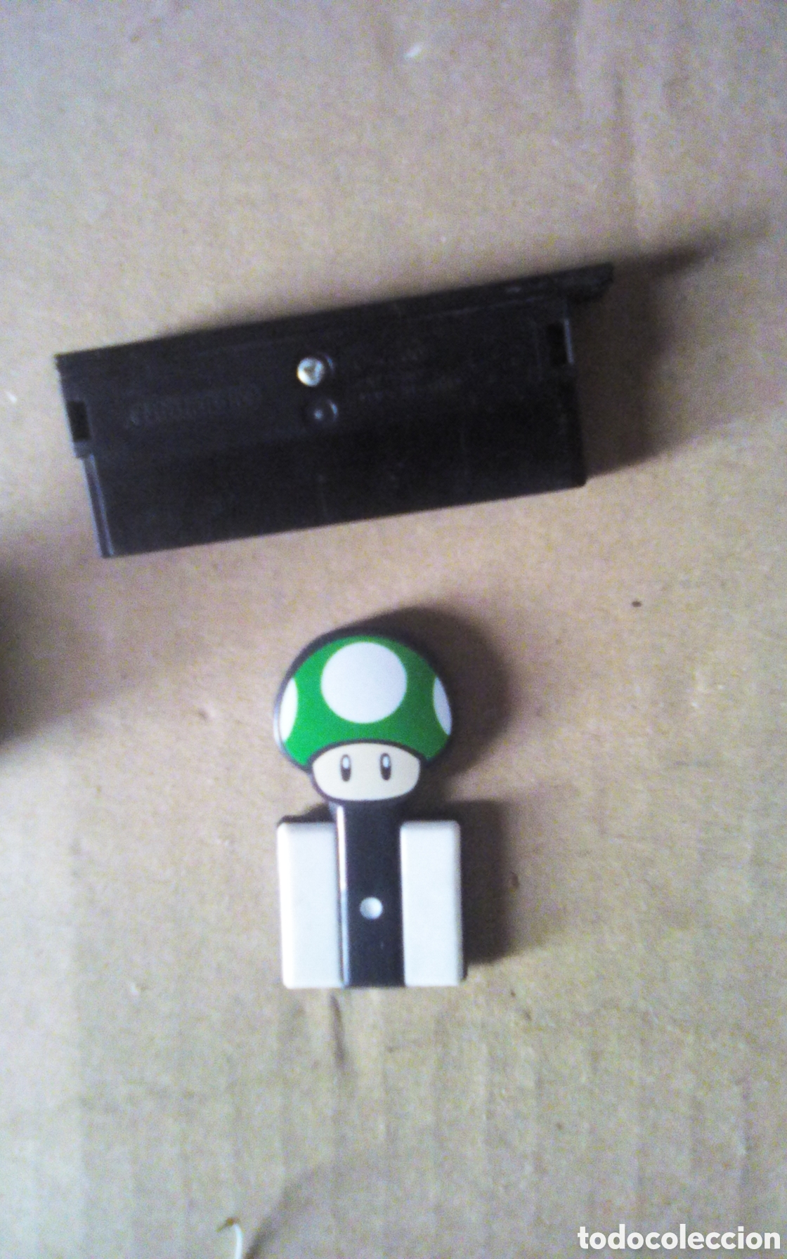Videojuegos y consolas: 2 Cosas de juego de Nintendo. Pieza negra con placa conexi&oacute;n USG-005. La figura VQ393.