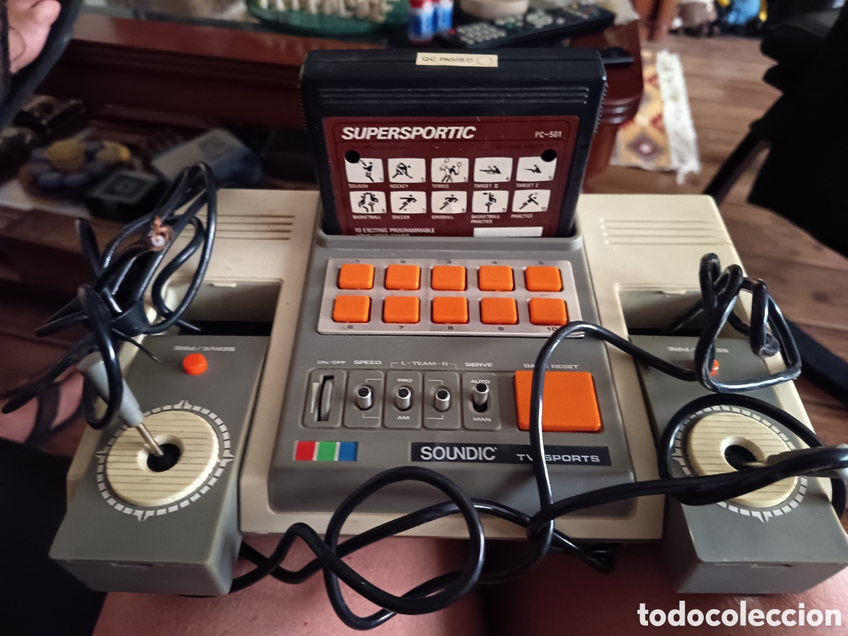 Videojuegos y consolas: Consola retro Soundic TV Sports con un cartucho Supersportic PC-501 insertado y mandos