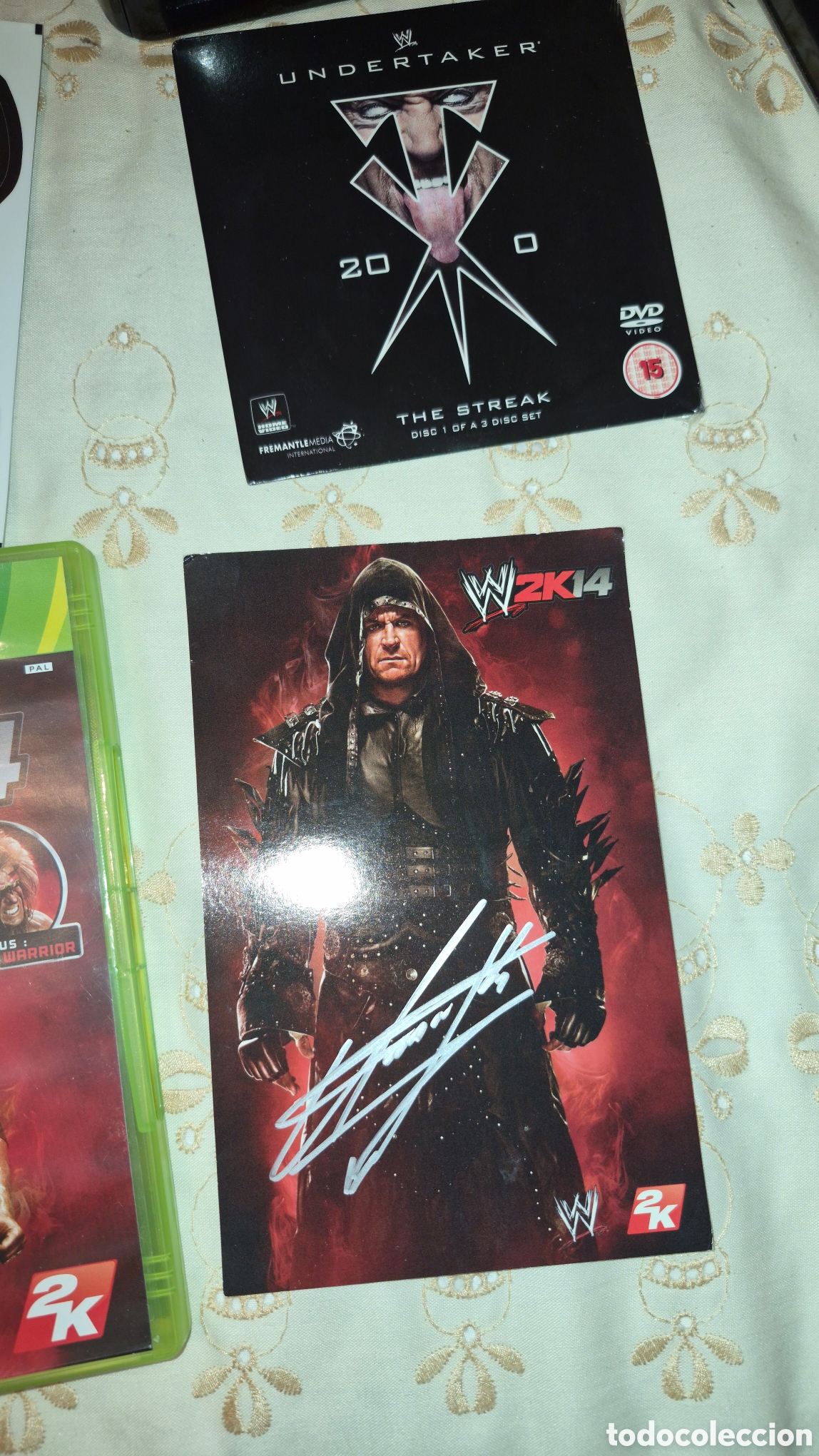 Videojuegos y consolas: Edici&oacute;n exclusiva coleccionista Undertaker w2k14. Juego XBox 360 con aut&oacute;grafo original Undertaker,