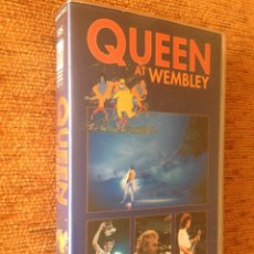 Vídeos y DVD Musicales: VHS MUSICA - EMI 1990 - QUEEN AT WEMBLEY - COMO NUEVO Y PERFECTO DE TODO - COMPROBADO - 75 MIN. Lote 61906952