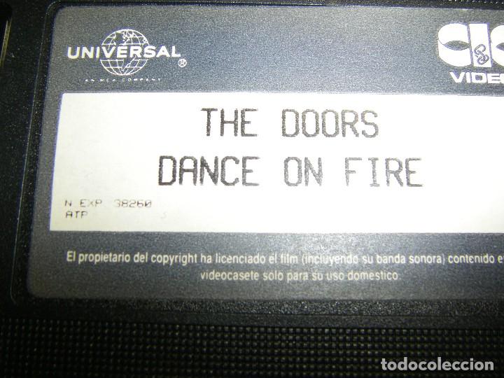 V&iacute;deos y DVD musicales: THE DOORS. DANCE ON FIRE. VHS - Foto 2