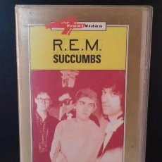 Vídeos y DVD Musicales: R.E.M. SUCCUMBS - VHS