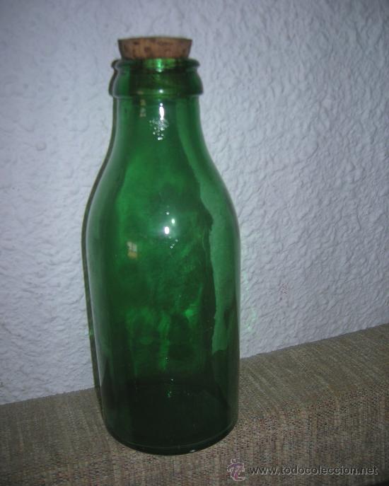 Vintage: Antigua botella de vidrio verde, MR en la base. 21 x 8 cm., 1/2 litro capacidad, tap&oacute;n de corcho,