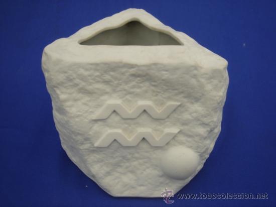 Vintage: PORCELANA ESCULT&Oacute;RICA ALEMANA VINTAGE. REPRESENTA EL AGUA. SELLADA, NUMERADA Y FIRMA ILEGIBLE.