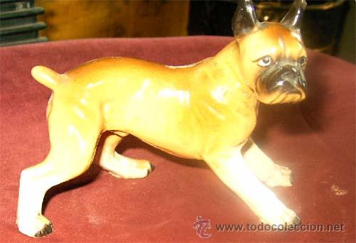 Vintage: Perro boxer, en pie, de ceramica. Medida 9 x 11.5 cm