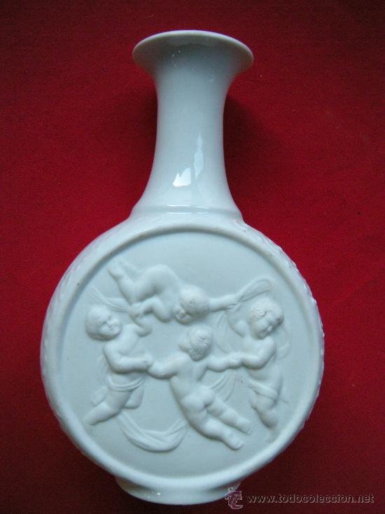 Vintage: FLORERO BOTELLA CON ANGELES EN PORCELANA
