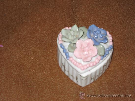 Vintage: BONITA CAJITA DE PORCELANA EN FORMA DE CORAZON