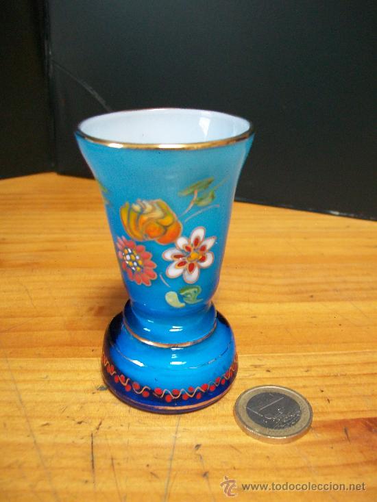 Vintage: Jarroncito en opalina azul de cristal de Bohemia.