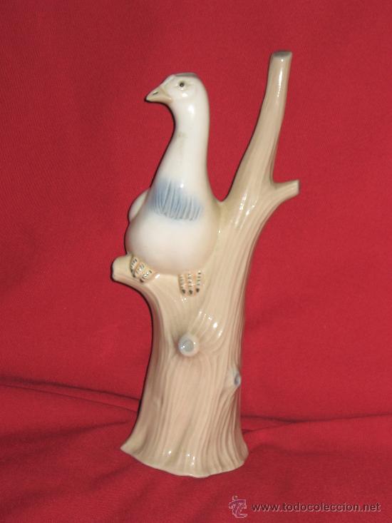 Vintage: PRECIOSA FIGURA DE PORCELANA REPRESENTANDO UN AVE EN UN ARBOL MIDE 26 CM