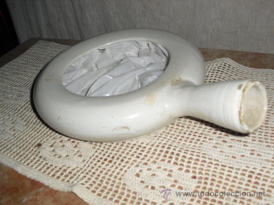 Vintage: muy antiguo orinal de porcelana blanca.
