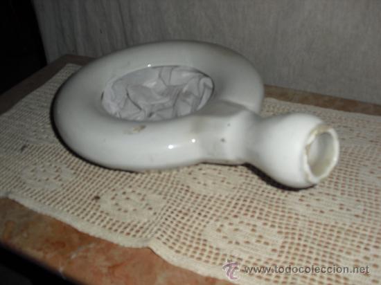 Vintage: muy antiguo orinal de porcelana blanca con lateral ondulado.