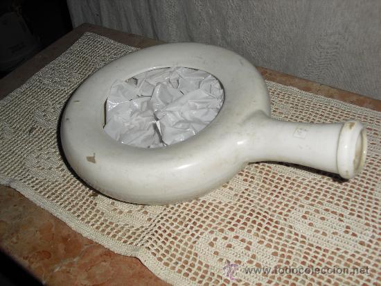 Vintage: muy antiguo orinal de porcelana blanca .