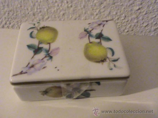 Vintage: Cajita de Porcelana con filo en oro con dibujos de Membrillos. Porcelana VP (Orense)