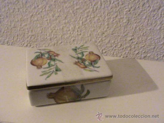 Vintage: Cajita de Porcelana con filo en oro con dibujos de granadas. Porcelana VP (Orense)