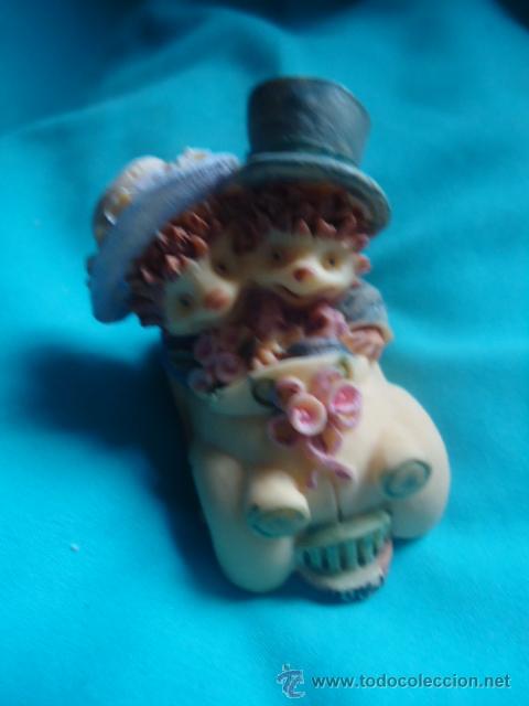Vintage: FIGURA, FIGURITA, PAREJA DE ERIZOS EN COCHE