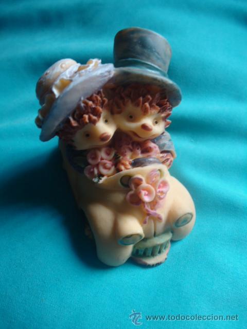 Vintage: FIGURA, FIGURITA, PAREJA DE ERIZOS EN COCHE