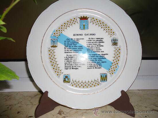 Vintage: Entra&ntilde;able plato con el himno gallego y los escudos de las cuatro provincias. Santa Clara.