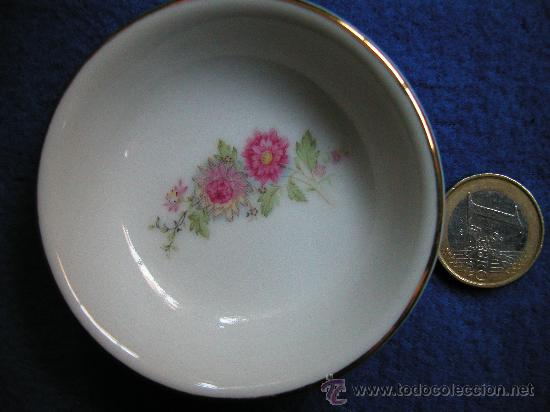 Vintage: Antiguo platito vintage o shabby chic de porcelana china con sello En base-7 cm x 2,3 cm-D&eacute;cada 60