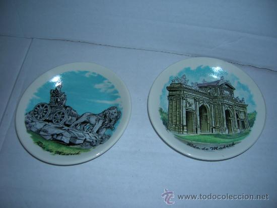 Vintage: 2 Platos de cer&aacute;mica recuerdo de Madrid. Puerta de Alcala y La Cibeles. Miden 12 cm.
