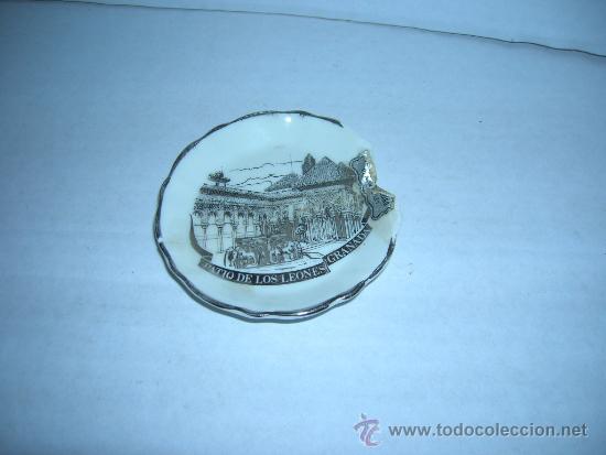 Vintage: Plato de cer&aacute;mica recuerdo Patio de los Leones (Granada). Pintado en plata de ley. Mide 7,5 cm.