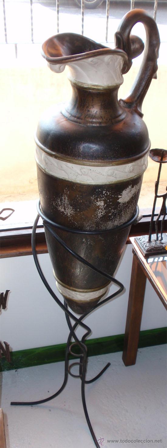 Vintage: Anfora o jarron de ceramica, con soporte de forja. Medida 126 x 30 x 28 cm