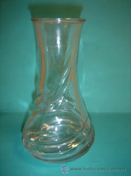 Vintage: Peque&ntilde;o jarr&oacute;n de cristal de 15cm de alto y 5cm de diametro en la parte superios.