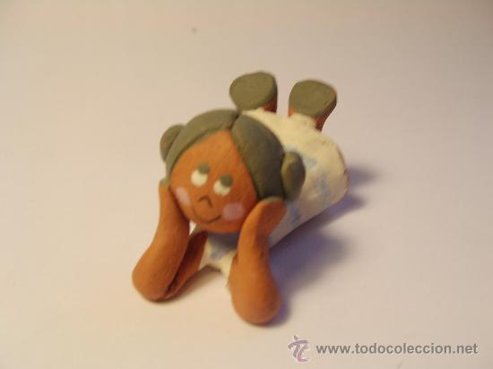 Vintage: Peque&ntilde;a ni&ntilde;a de barro. Puede tener el brazo pegado. Estado ver foto. Long. 4 cm.