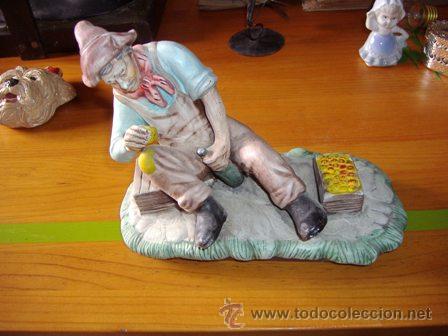 Vintage: Pieza de cer&aacute;mica. Hombre sentado con botella.