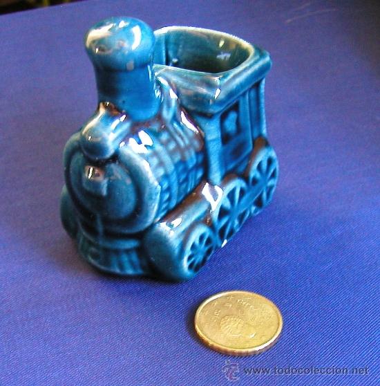 Vintage: Antiguo palillero de porcelana vidriada imitando una peque&ntilde;a maquina de tren