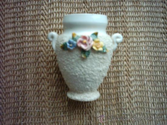 Vintage: ANTIGUO JARR&Oacute;N DE CER&Aacute;MICA CON FLORES EN RELIEVE. 11 Cm.