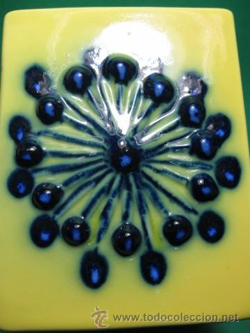 Vintage: BUCARO CUADRADO CON ESTRELLA EN RELIEVE CERAMICA VIDRIADA, AMARILLO DE LOS 80.