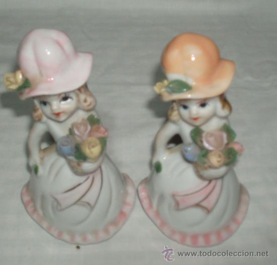 Vintage: dos figuras de porcelana ni&ntilde;as con ramo de flores