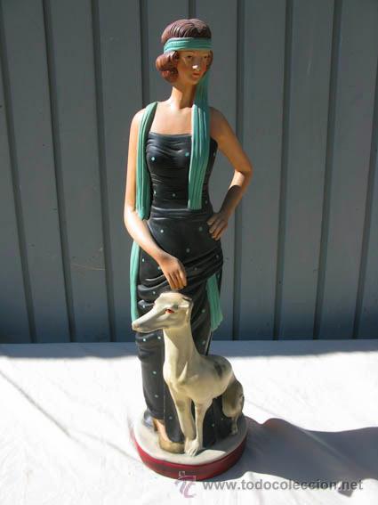 Vintage: Figura de mujer inspiraci&oacute;n a&ntilde;os 50, de cer&aacute;mica pintada a mano, 65cm de altura.