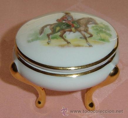 Vintage: CAJITA DE PORCELANA CON BA&Ntilde;O DORADO EN BASE Y CONTORNO-Motivo Militar Eq&uuml;estre-medidas 6*5 cms.